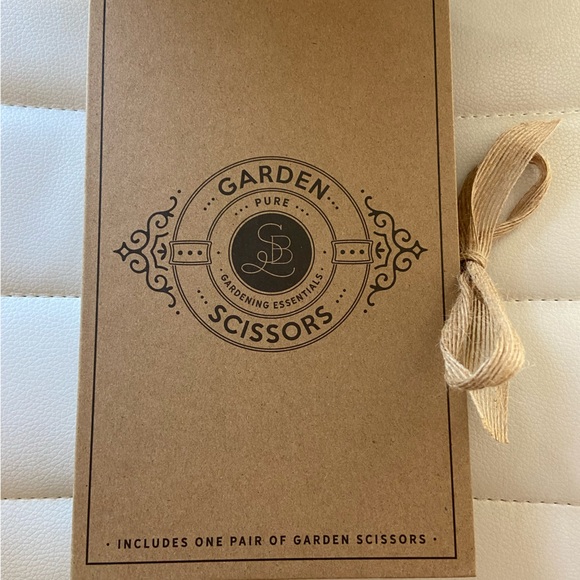 Santa Barbara Design Studio garden scissors book box - Picture 3 of 6